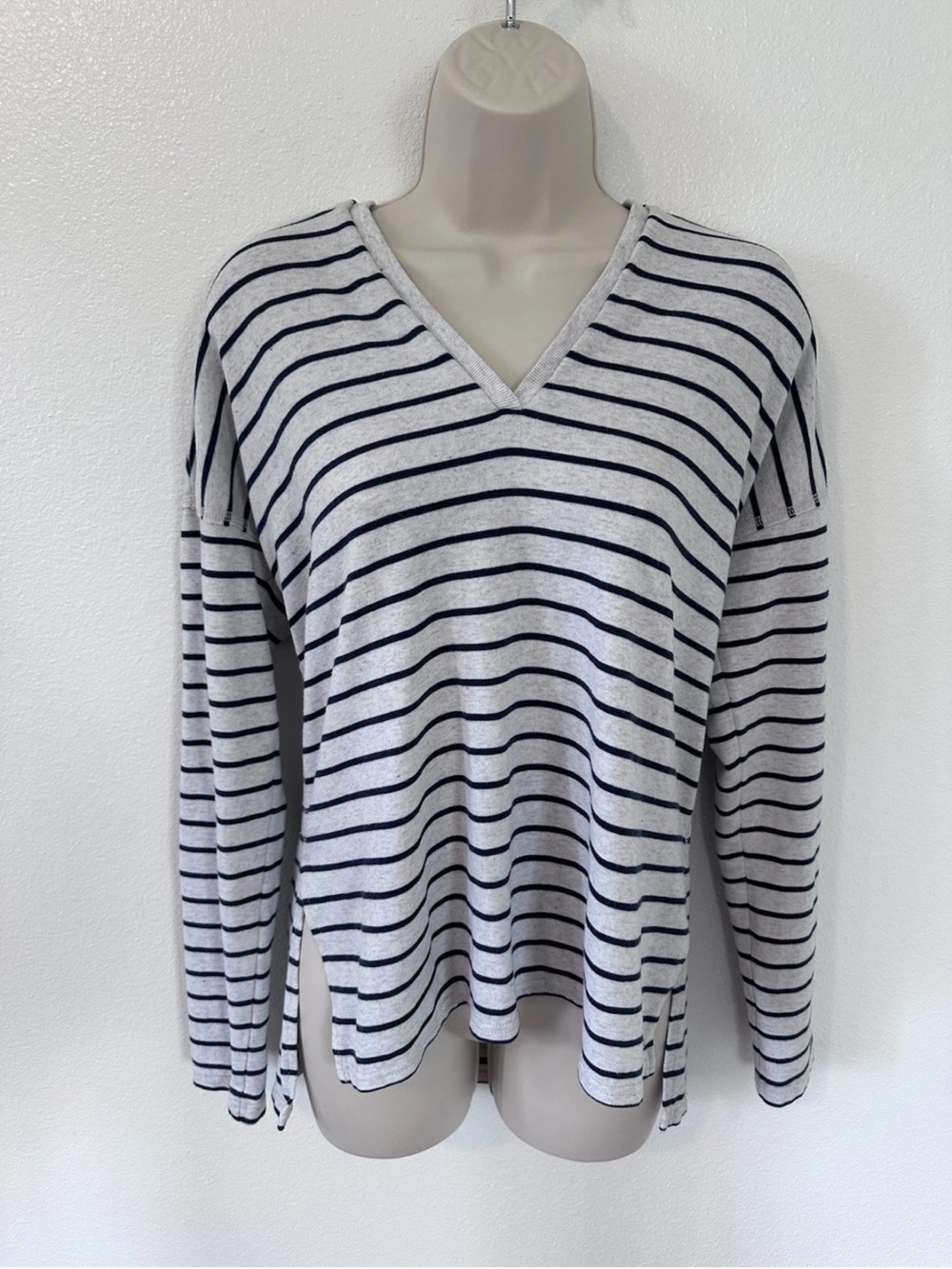 American Eagle Outfitters Striped V-Neck Sweater - White & Navy